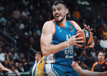 Anadolu Efes evinde farklı kazandı