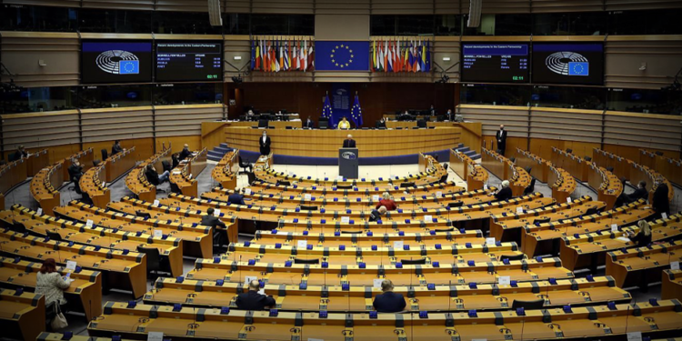 Avrupa Birliği Komisyonu, İtalya’ya 19 milyar euro yardım fonunu dondurdu