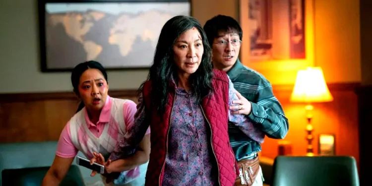 Everything Everywhere All at Once konusu ne? Oyuncuları kimler? Kaç ödül aldı?