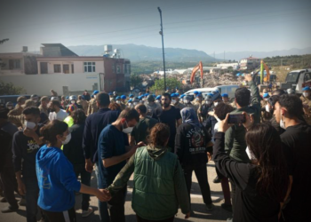 Yaşam alanlarına moloz dökülen depremzedelerden protesto