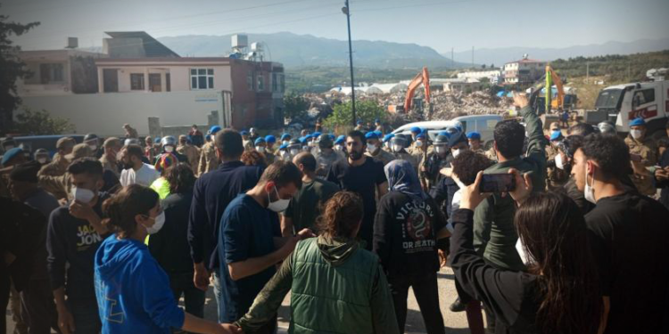 Yaşam alanlarına moloz dökülen depremzedelerden protesto