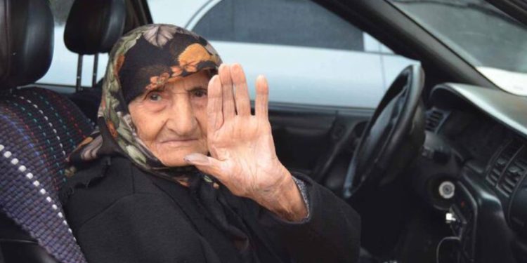 115 Yaşında Sandığa Geldi, Oyunu Kullandı