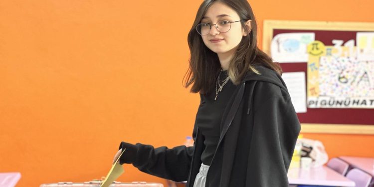 18 yaşındaki Sude, doğum gününde birinci oyunu kullandı