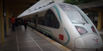 Milli elektrikli tren yolculu seferlerine başladı
