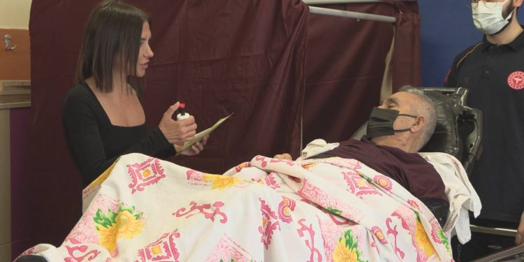 Ağır bakımdan çıktı, ambulansla oyunu kullanmaya gitti