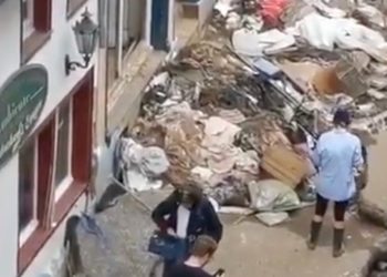 Almanya’da sel felaketinde üzerine çamur süren muhabir özür diledi: Pak kıyafetlerle olmaktan utanmıştım