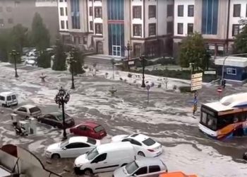 Ankara’da Dolu Korkuttu! Sokaklar Köpük Köpük…