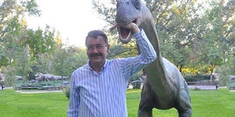 Behzat Ç.’den ‘dinozorlu Gökçek’ göndermesi