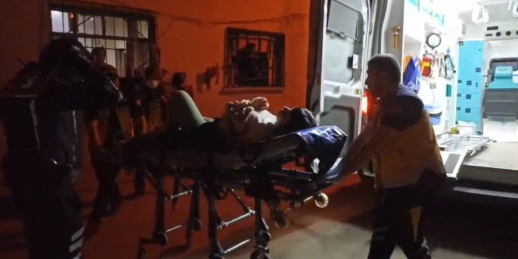 Boşandığı eşi konuşmayı reddedince ortaya giren bayanı vurdu