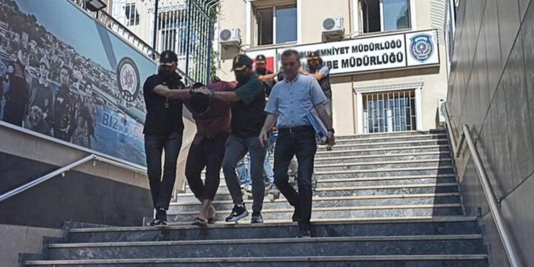 Cinayet Şüphelileri Alt Katta Çıktı: Komşulara Gözaltı!