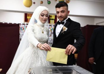 Düğün seçime denk gelince gelinlik ve damatlıkla oy kullanmaya geldiler