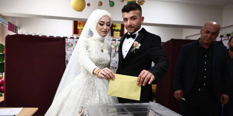 Düğün seçime denk gelince gelinlik ve damatlıkla oy kullanmaya geldiler
