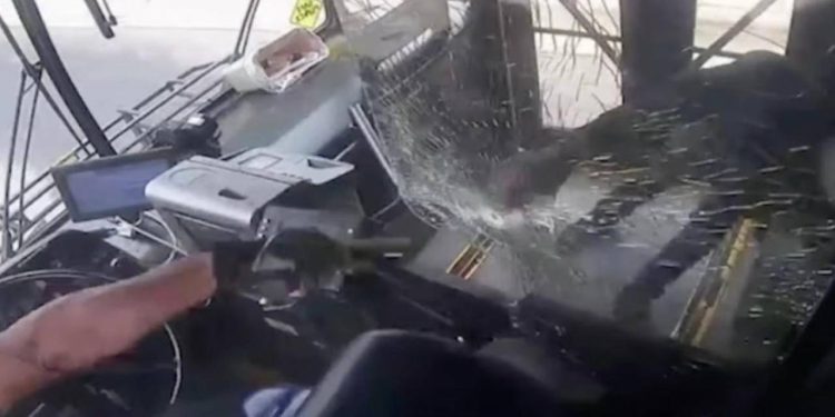 Durak Dışında İnmek İsteyince Kıyamet Koptu: Sürücüyle Yolcu Birbirine Otobüste Ateş Açtı