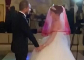 Duvağın üzerinden öpmeye çalışan damadın, gelini kızdırdığı anlar viral oldu