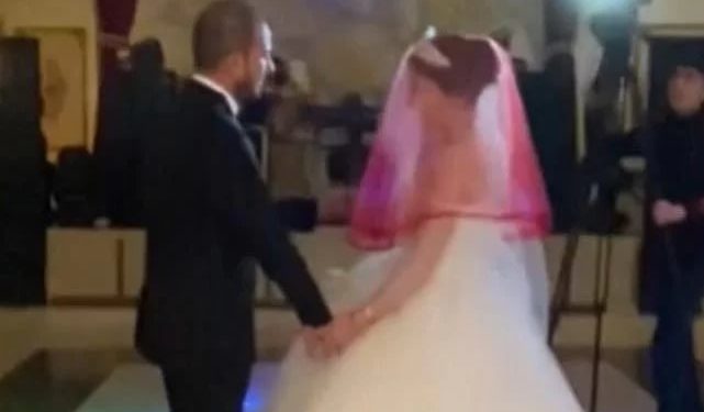 Duvağın üzerinden öpmeye çalışan damadın, gelini kızdırdığı anlar viral oldu