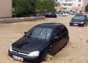 Edirne ve Çorlu’da kuvvetli yağmur nedeniyle sokaklar göle döndü