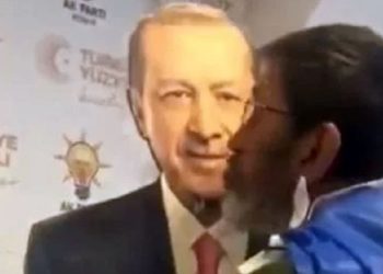Erdoğan’ın maketini öpücüklere boğdu