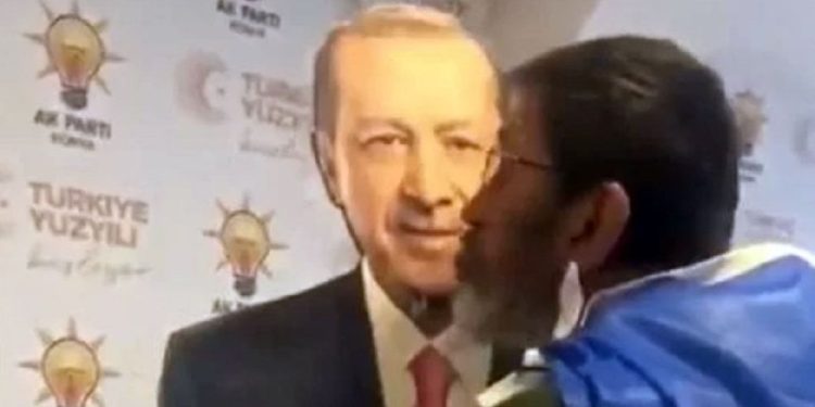 Erdoğan’ın maketini öpücüklere boğdu