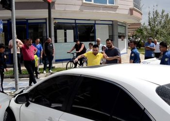 Eşi Kaza Yaptı, ‘Arabam Gitti’ Diye Tamponu Tekmeledi