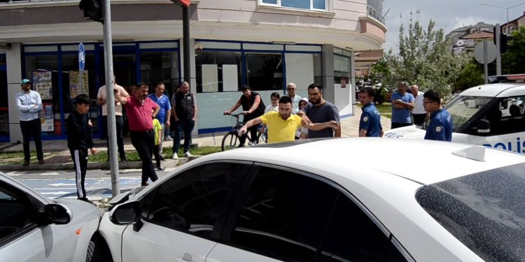 Eşi Kaza Yaptı, ‘Arabam Gitti’ Diye Tamponu Tekmeledi