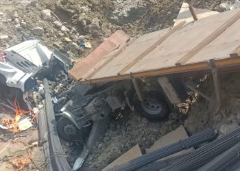 Faciaya Ramak Kaldı! TIR İnşaata Düştü