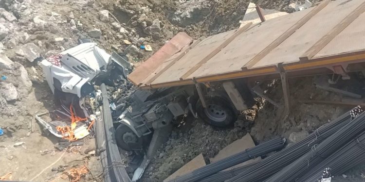 Faciaya Ramak Kaldı! TIR İnşaata Düştü