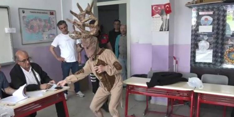 Geyik kostümüyle oy kullanmaya geldi,  görenler şaştı kaldı