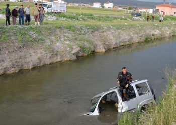 Hafif ticari araç sulama kanalına uçtu: 1 meyyit, 1 yaralı