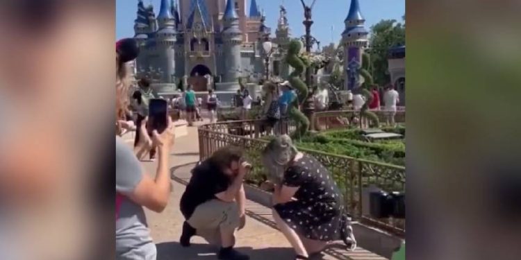 İki sevgilinin, birbirlerine tıpkı anda sürpriz evlilik teklifi yaptığı an kamerada