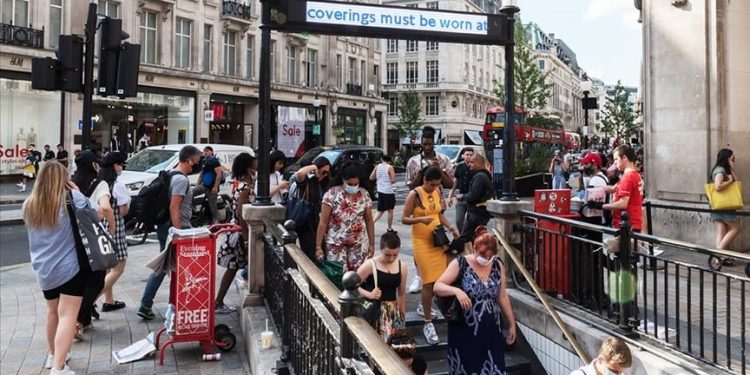 İngiltere’de 600 bin şahsa Covid uyarısı: Kendinizi tecrit edin!