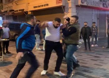 İstanbul’un Göbeğinde Yaşandı! Tekme Tokat Dövülen Kişi Baygınlık Geçirdi