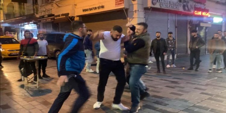 İstanbul’un Göbeğinde Yaşandı! Tekme Tokat Dövülen Kişi Baygınlık Geçirdi