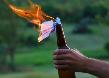 İzmir’de kıraathaneye molotoflu hücum