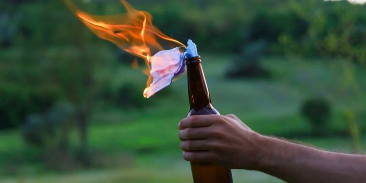 İzmir’de kıraathaneye molotoflu hücum