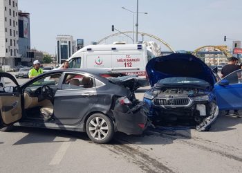 Kamyon, Trafik Işıklarında Bekleyen 3 Arabaya Çarptı