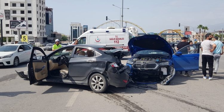 Kamyon, Trafik Işıklarında Bekleyen 3 Arabaya Çarptı
