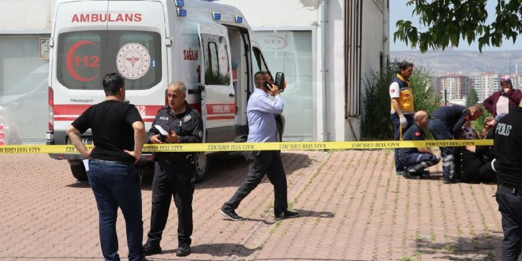Kayseri’de 13. kattaki meskenlerinin balkonundan düşen anne ve iki çocuğu ömrünü yitirdi