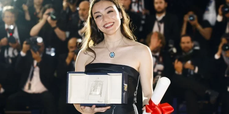 Merve Dizdar: Umut Etmekten Vazgeçmeyen Tüm Kız Kardeşlerime…