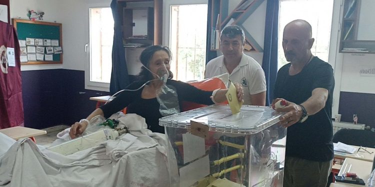 Oksijen tüpü ve sedye ile getirildi, oyunu bu türlü kullandı