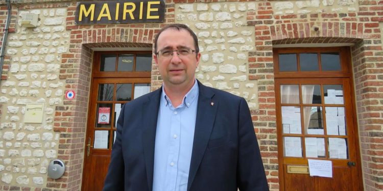 Otizmli oğlu hiçbir okula alınmadı: Fransız Belediye Lideri, açlık grevine başladı