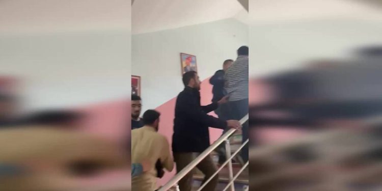 Oy kullanacağı okulda slogan attı, gerginlik çıktı