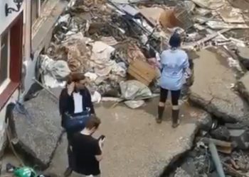 Paklık yapmış üzere görünmek için üzerine çamur sürdü: Alman gazeteci manzaralar ortaya çıkınca işten kovuldu