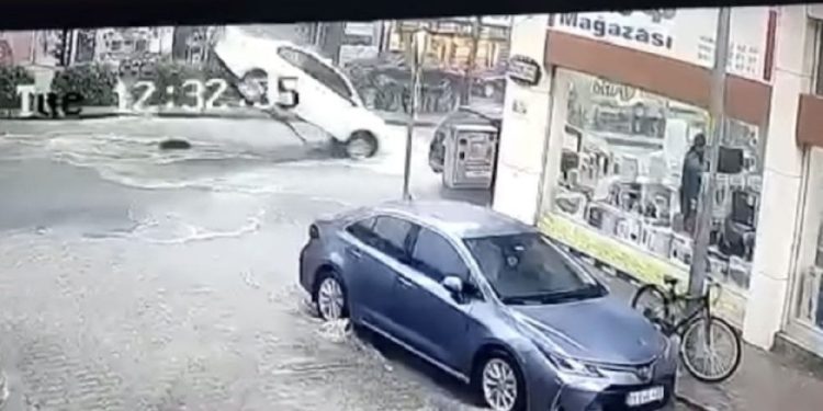 Rögar kapağı fırladı, arabası savurdu