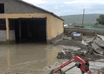 Sağanak yağış sebebiyle dereler taştı: 35 konut hasar gördü, bir köprü yıkıldı