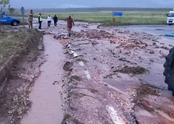 Sağanak yağış yolları kapattı: Sel yola kaya kesimleri taşıdı