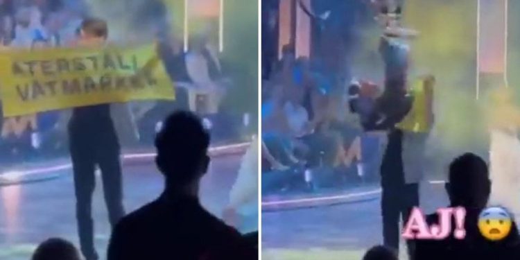 Sahneye çıkan aktivisti kamera ile bu türlü düşürdü