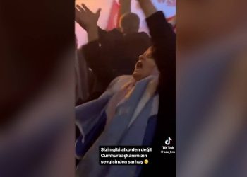 Seçim kutlamalarında dans eden bayan kendinden geçti