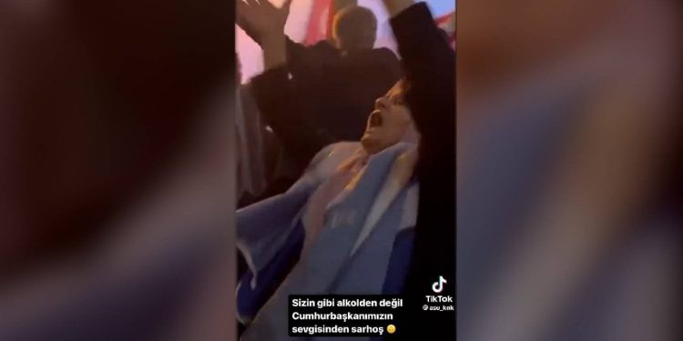 Seçim kutlamalarında dans eden bayan kendinden geçti