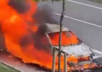 Seyir Halindeki Araba Alev Topuna Döndü