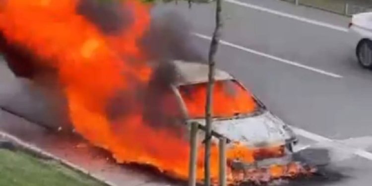 Seyir Halindeki Araba Alev Topuna Döndü